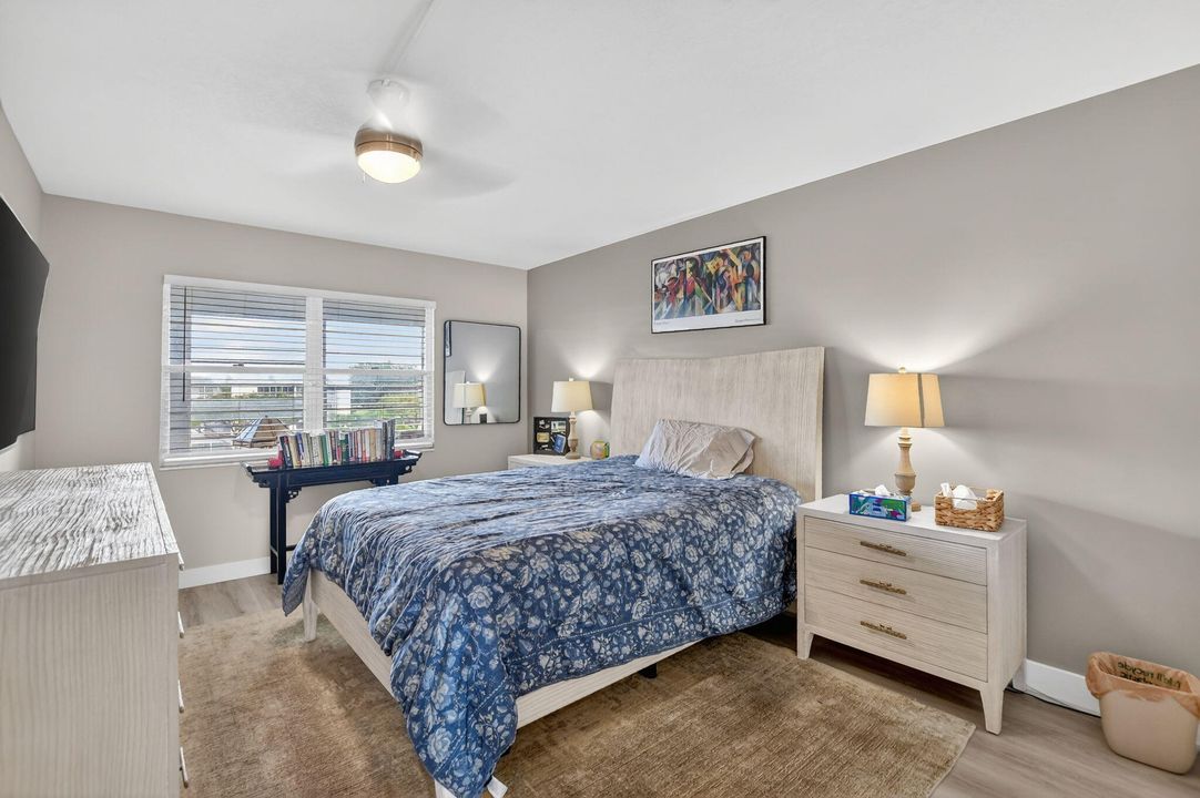 For Sale: $160,000 (2 beds, 1 baths, 880 Square Feet)