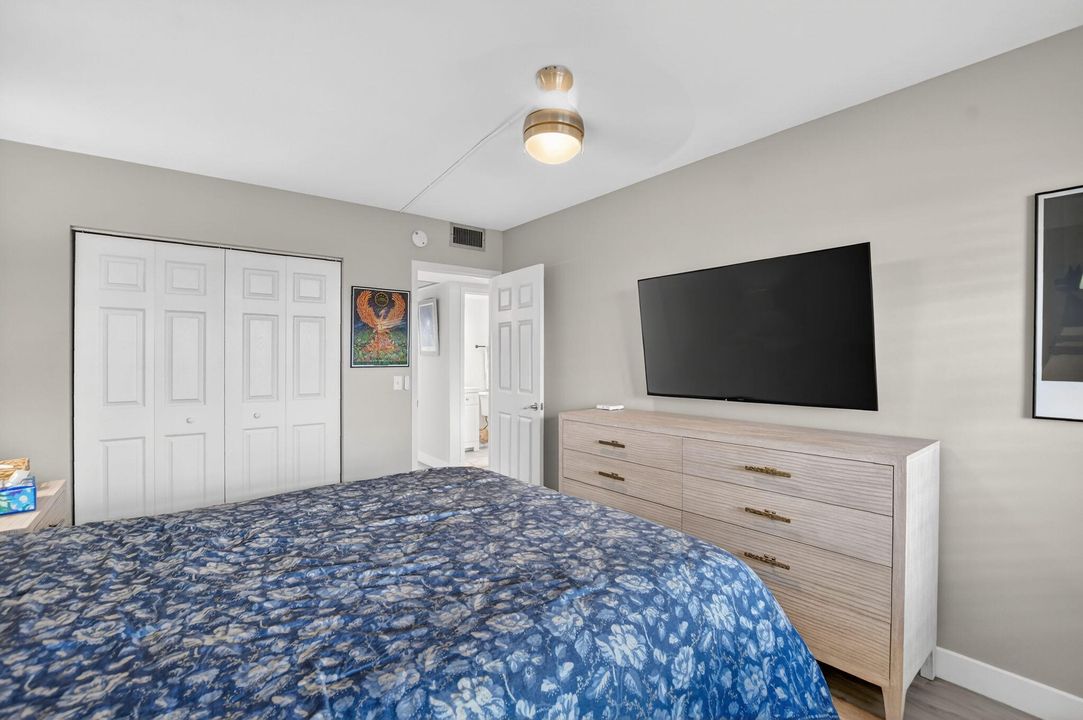 For Sale: $160,000 (2 beds, 1 baths, 880 Square Feet)