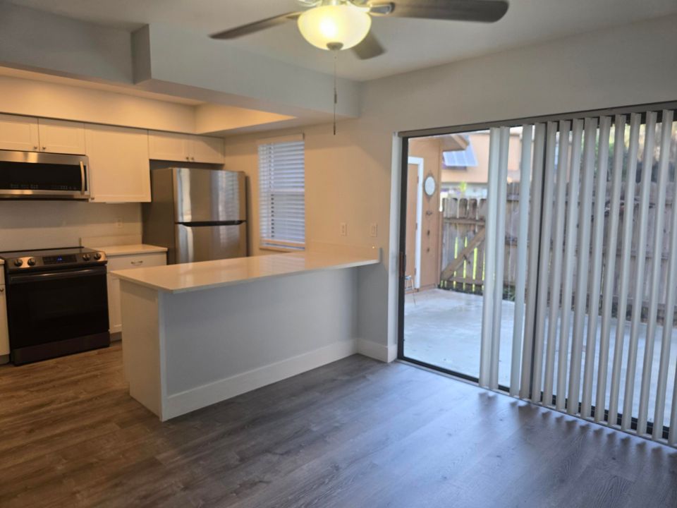 На продажу: $334,900 (2 спален, 2 ванн, 1313 Квадратных фут)