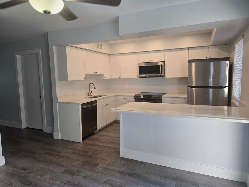 На продажу: $334,900 (2 спален, 2 ванн, 1313 Квадратных фут)