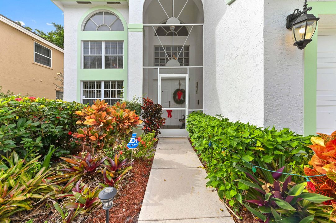 For Sale: $730,000 (5 beds, 3 baths, 3319 Square Feet)