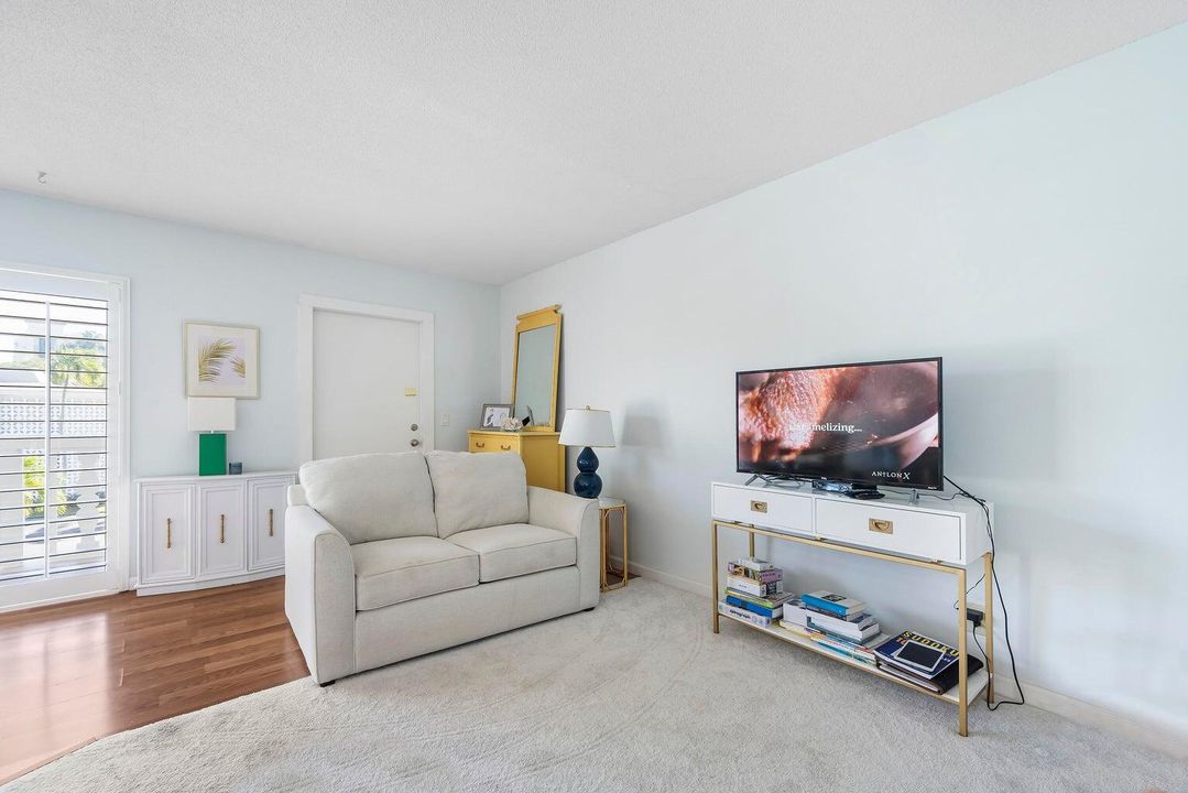 For Rent: $2,200 (1 beds, 1 baths, 714 Square Feet)