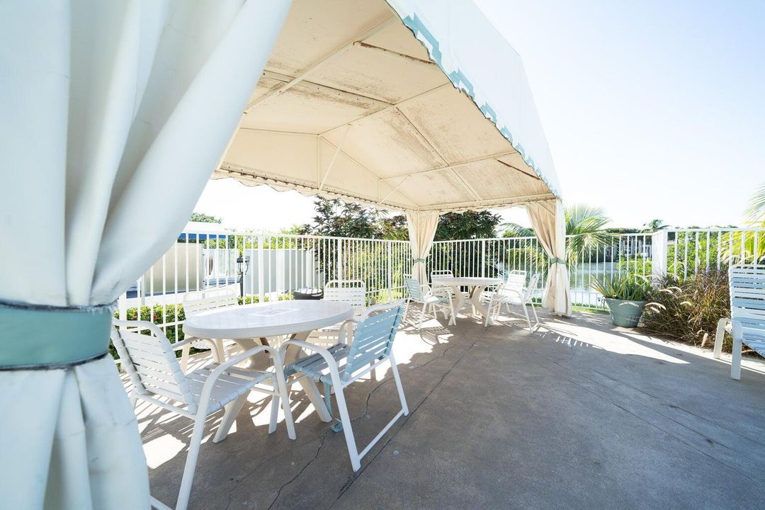 For Rent: $2,200 (1 beds, 1 baths, 714 Square Feet)