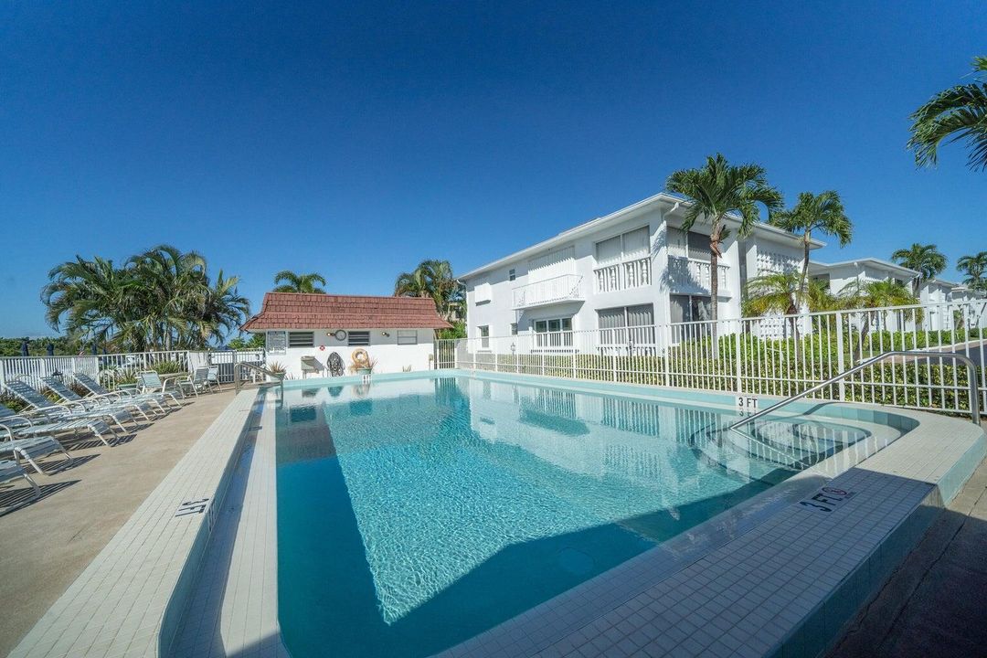 For Rent: $2,200 (1 beds, 1 baths, 714 Square Feet)