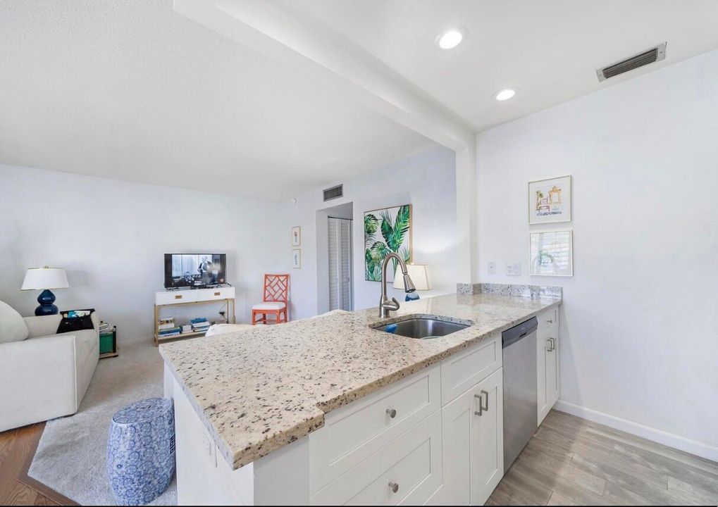 For Rent: $2,200 (1 beds, 1 baths, 714 Square Feet)