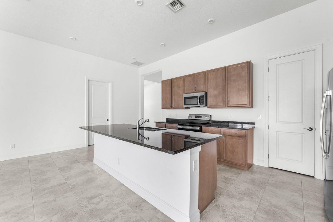 En Venta: $749,000 (3 camas, 3 baños, 2554 Pies cuadrados)