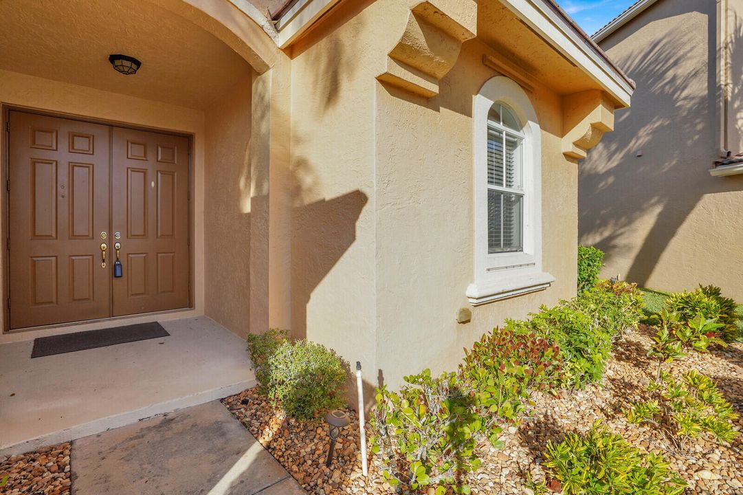 For Sale: $900,000 (5 beds, 3 baths, 3635 Square Feet)