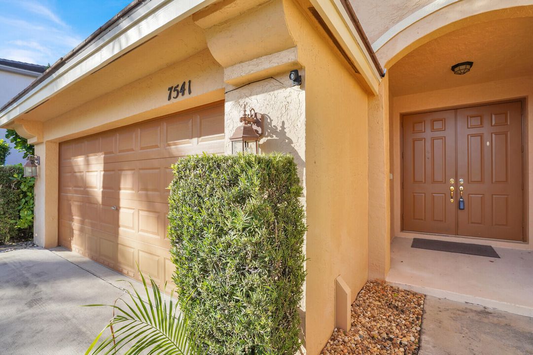 For Sale: $900,000 (5 beds, 3 baths, 3635 Square Feet)