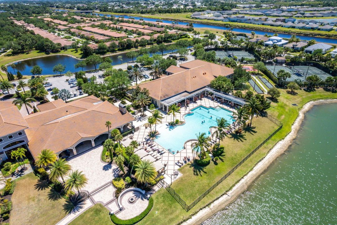 En Venta: $749,000 (3 camas, 3 baños, 2554 Pies cuadrados)