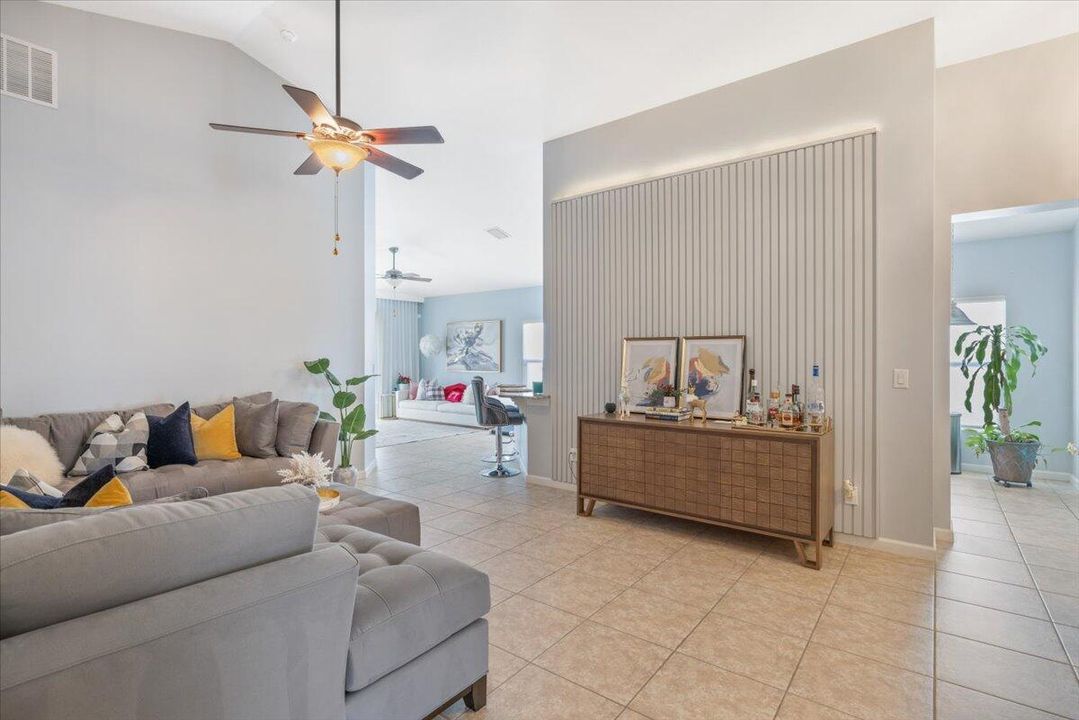 En Venta: $455,000 (4 camas, 2 baños, 1935 Pies cuadrados)