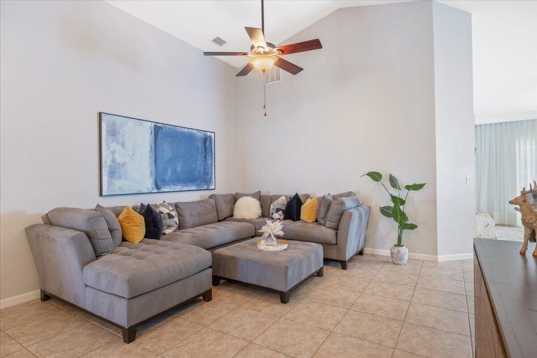 En Venta: $455,000 (4 camas, 2 baños, 1935 Pies cuadrados)