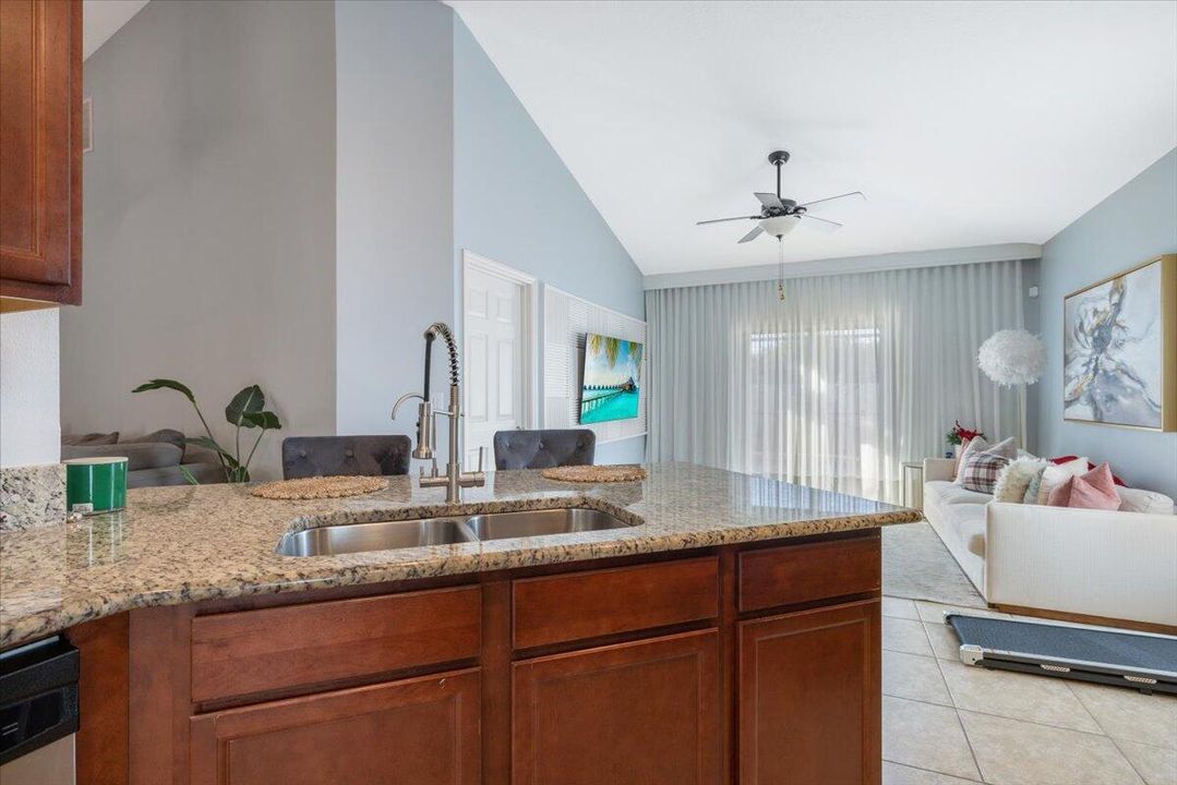 En Venta: $455,000 (4 camas, 2 baños, 1935 Pies cuadrados)