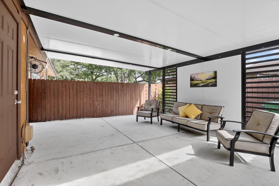 For Sale: $369,000 (2 beds, 1 baths, 910 Square Feet)