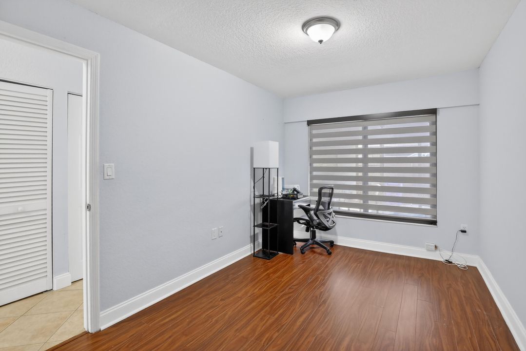 For Sale: $369,000 (2 beds, 1 baths, 910 Square Feet)