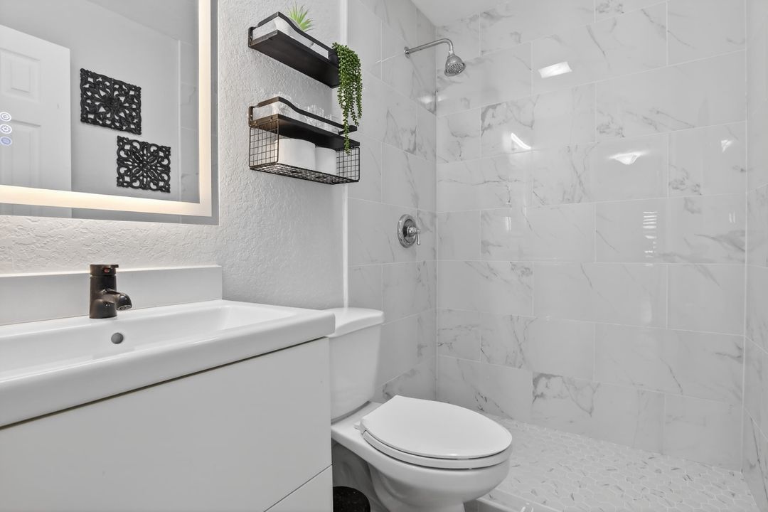 For Sale: $369,000 (2 beds, 1 baths, 910 Square Feet)