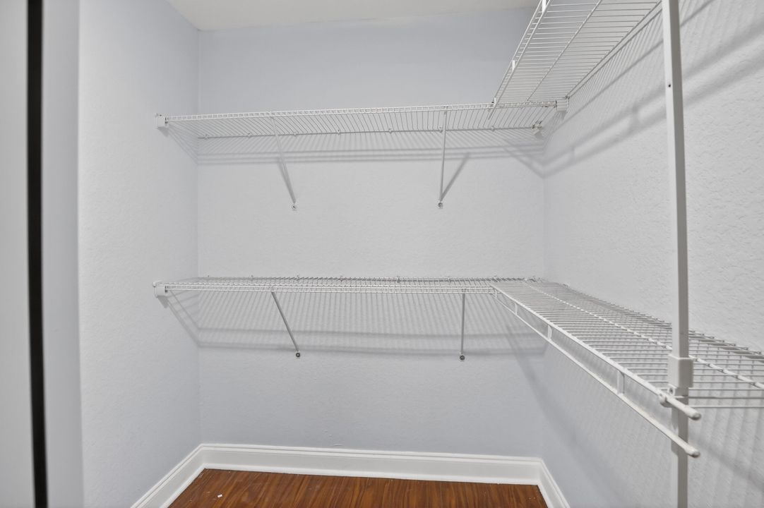 For Sale: $369,000 (2 beds, 1 baths, 910 Square Feet)