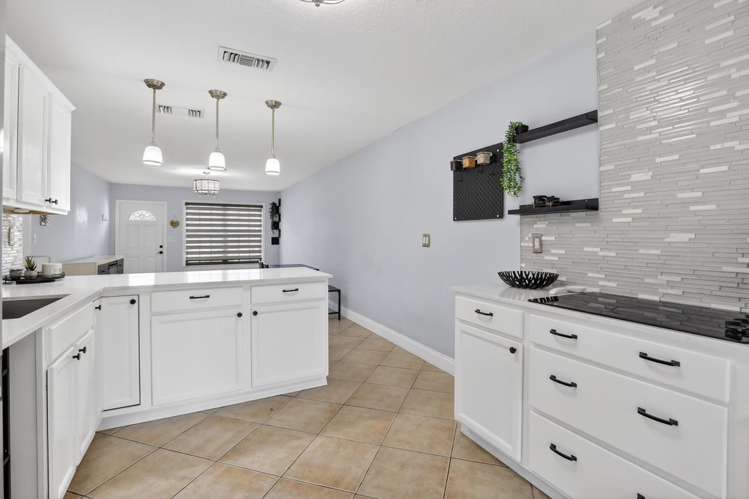 For Sale: $369,000 (2 beds, 1 baths, 910 Square Feet)