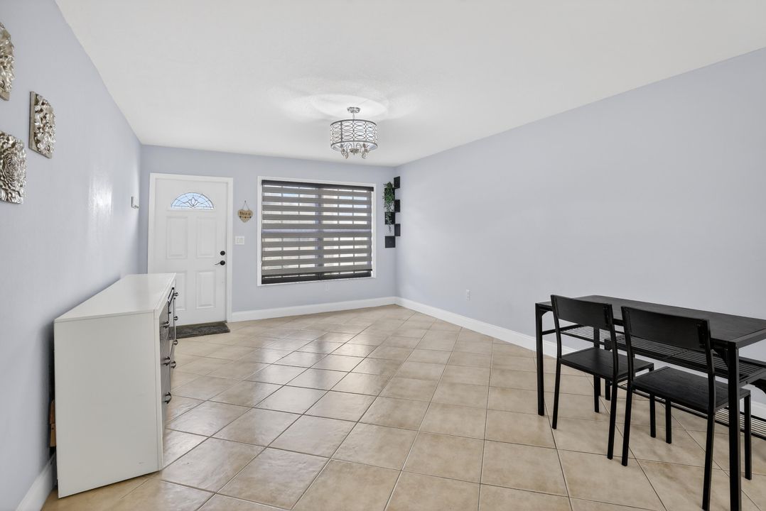 For Sale: $369,000 (2 beds, 1 baths, 910 Square Feet)