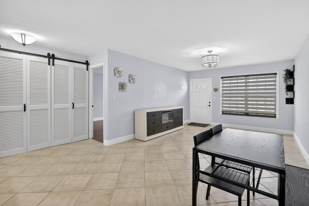 For Sale: $369,000 (2 beds, 1 baths, 910 Square Feet)
