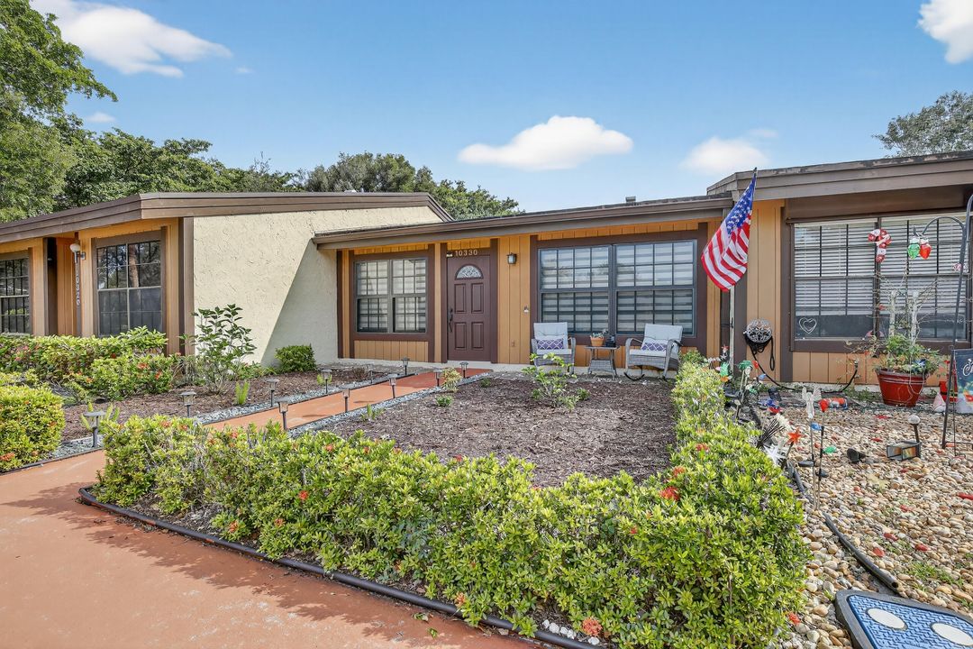 For Sale: $369,000 (2 beds, 1 baths, 910 Square Feet)