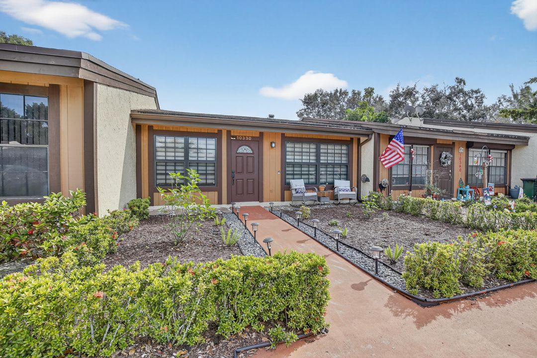 For Sale: $369,000 (2 beds, 1 baths, 910 Square Feet)