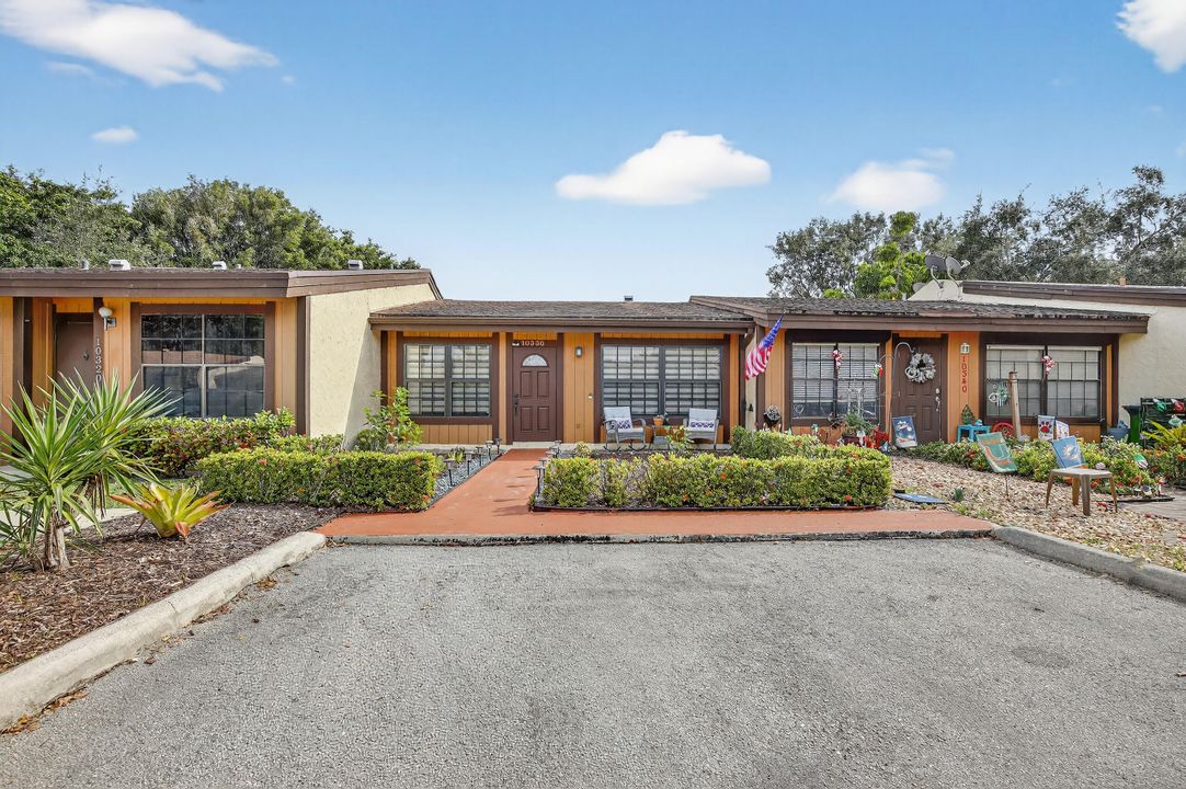 For Sale: $369,000 (2 beds, 1 baths, 910 Square Feet)