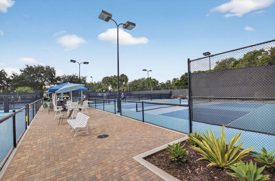 For Sale: $550,000 (3 beds, 2 baths, 1741 Square Feet)