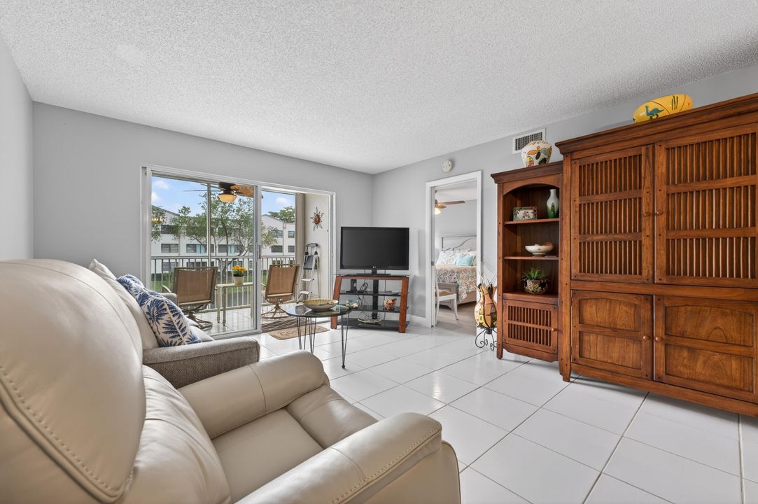 For Sale: $195,000 (2 beds, 2 baths, 1142 Square Feet)