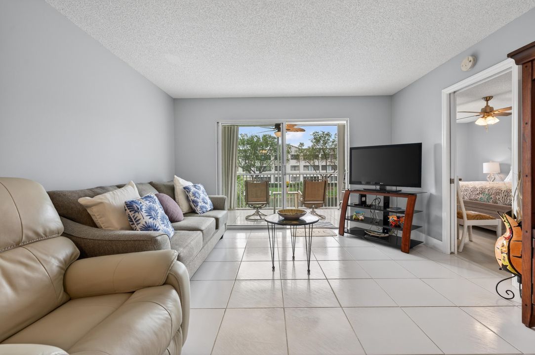 For Sale: $195,000 (2 beds, 2 baths, 1142 Square Feet)