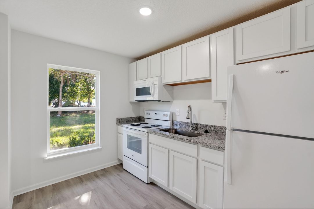 出租: $2,200 (3 贝兹, 1 浴室, 890 平方英尺)