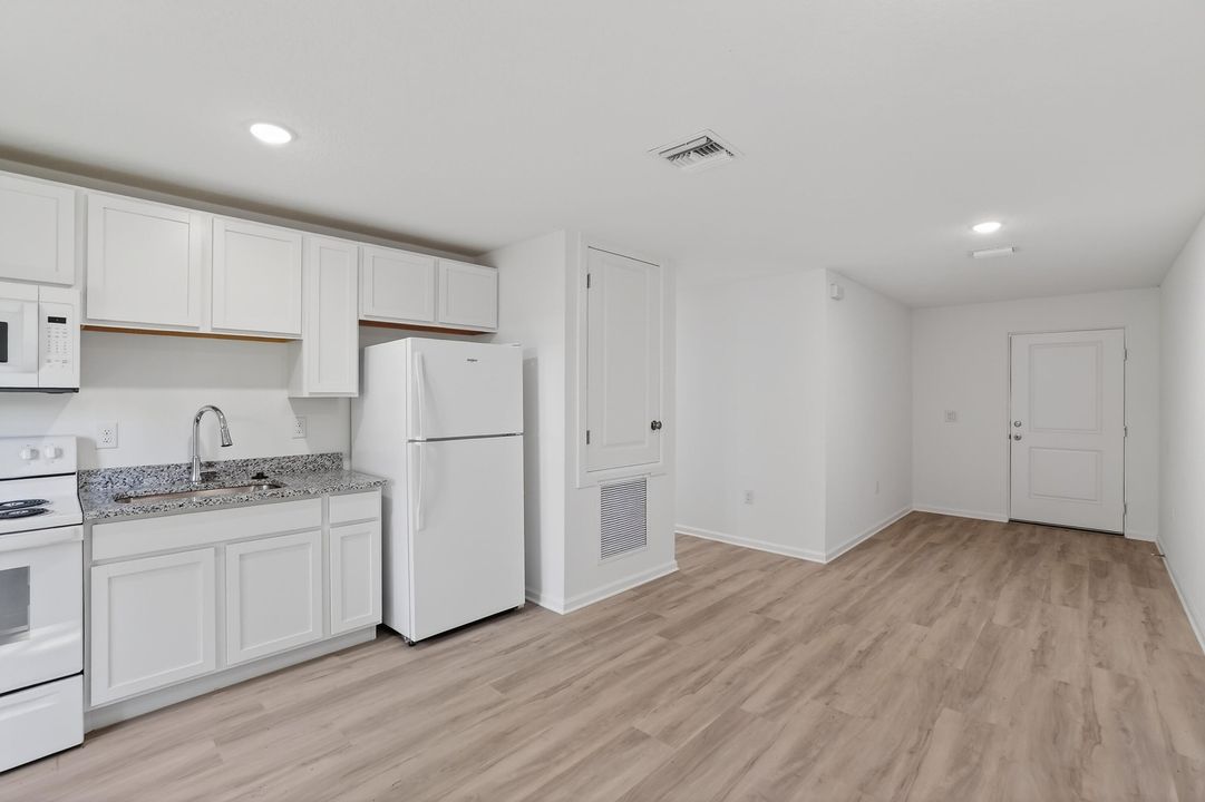 出租: $2,200 (3 贝兹, 1 浴室, 890 平方英尺)