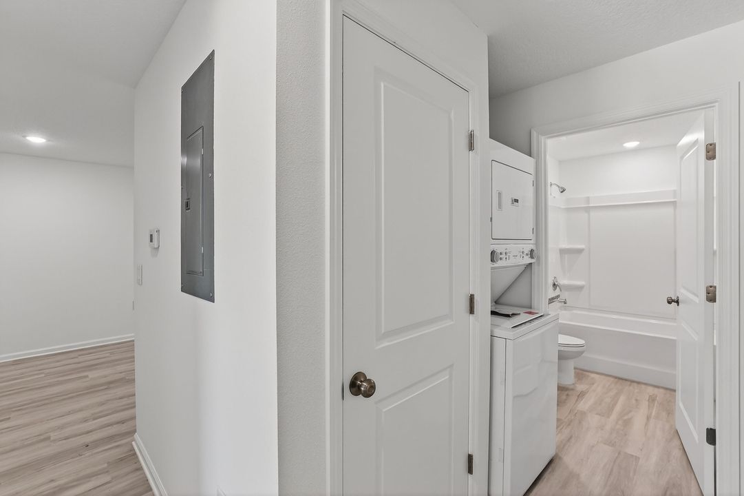 出租: $2,200 (3 贝兹, 1 浴室, 890 平方英尺)