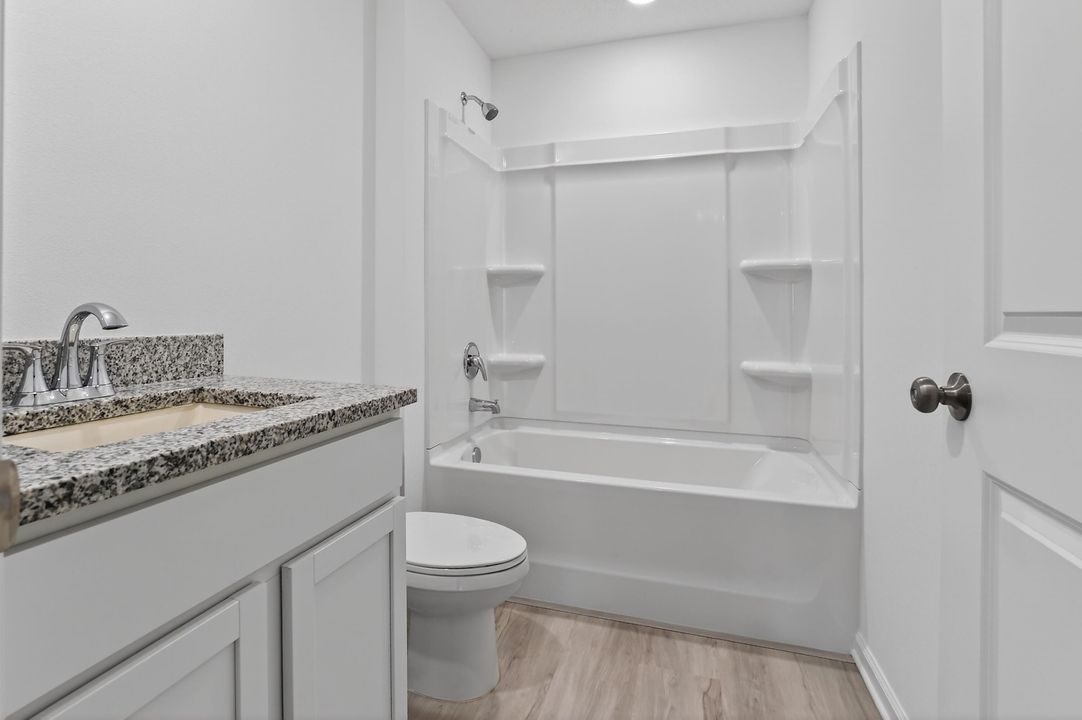 出租: $2,200 (3 贝兹, 1 浴室, 890 平方英尺)