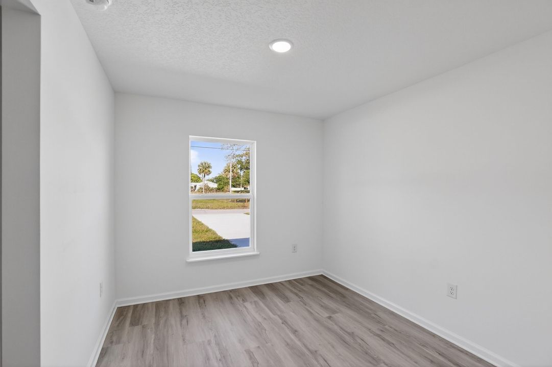 出租: $2,200 (3 贝兹, 1 浴室, 890 平方英尺)