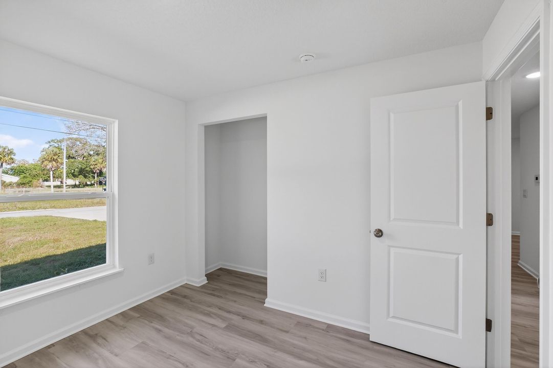 出租: $2,200 (3 贝兹, 1 浴室, 890 平方英尺)