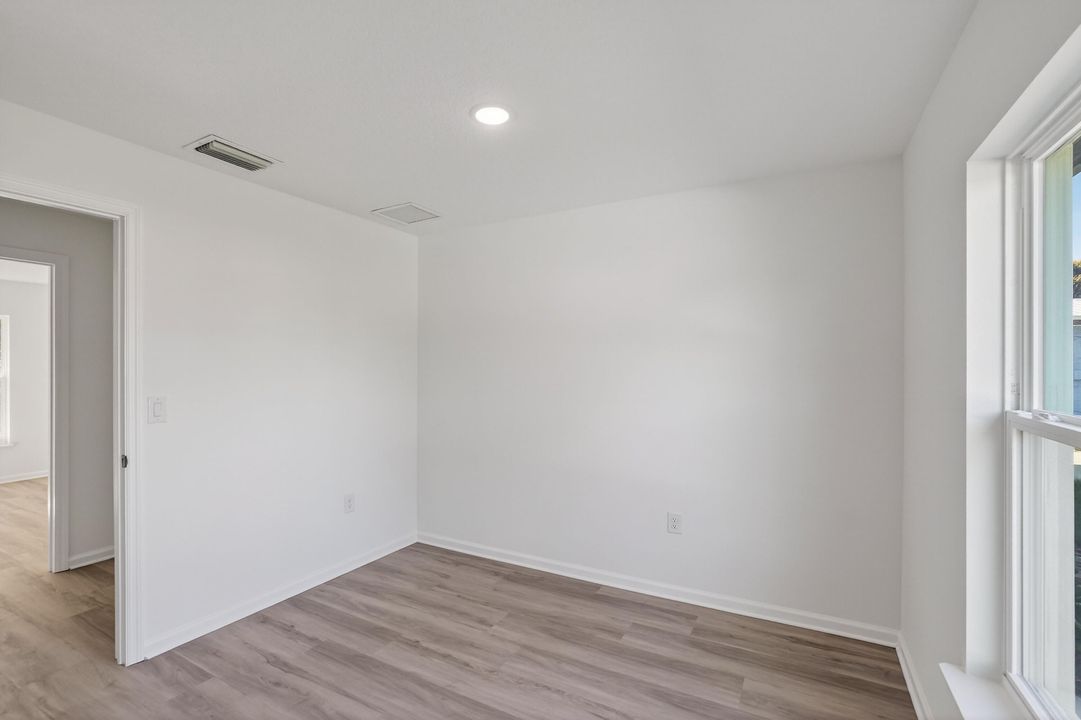 出租: $2,200 (3 贝兹, 1 浴室, 890 平方英尺)