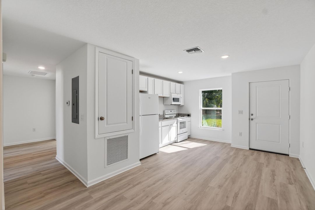 出租: $2,200 (3 贝兹, 1 浴室, 890 平方英尺)