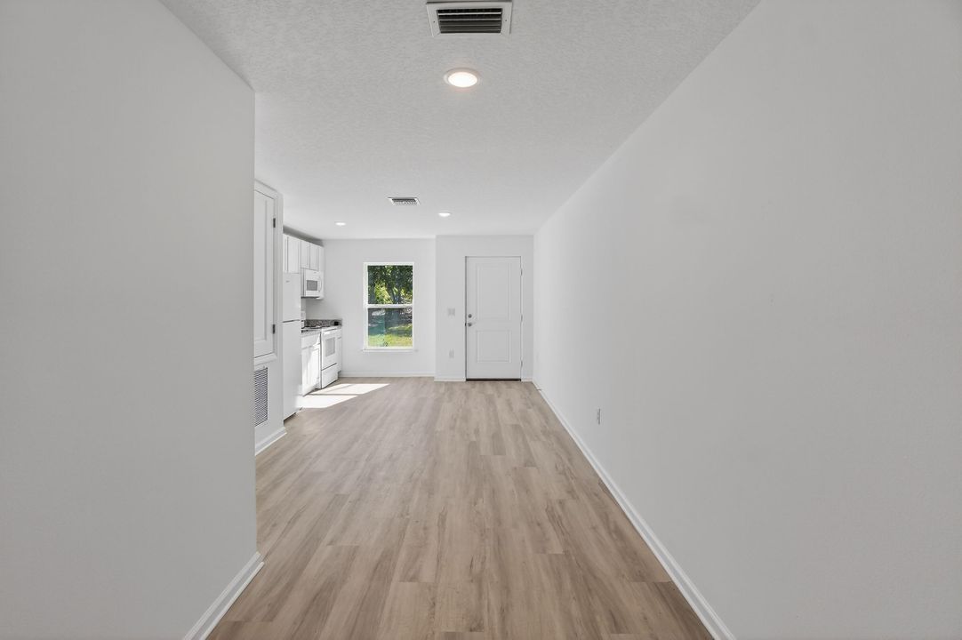 出租: $2,200 (3 贝兹, 1 浴室, 890 平方英尺)