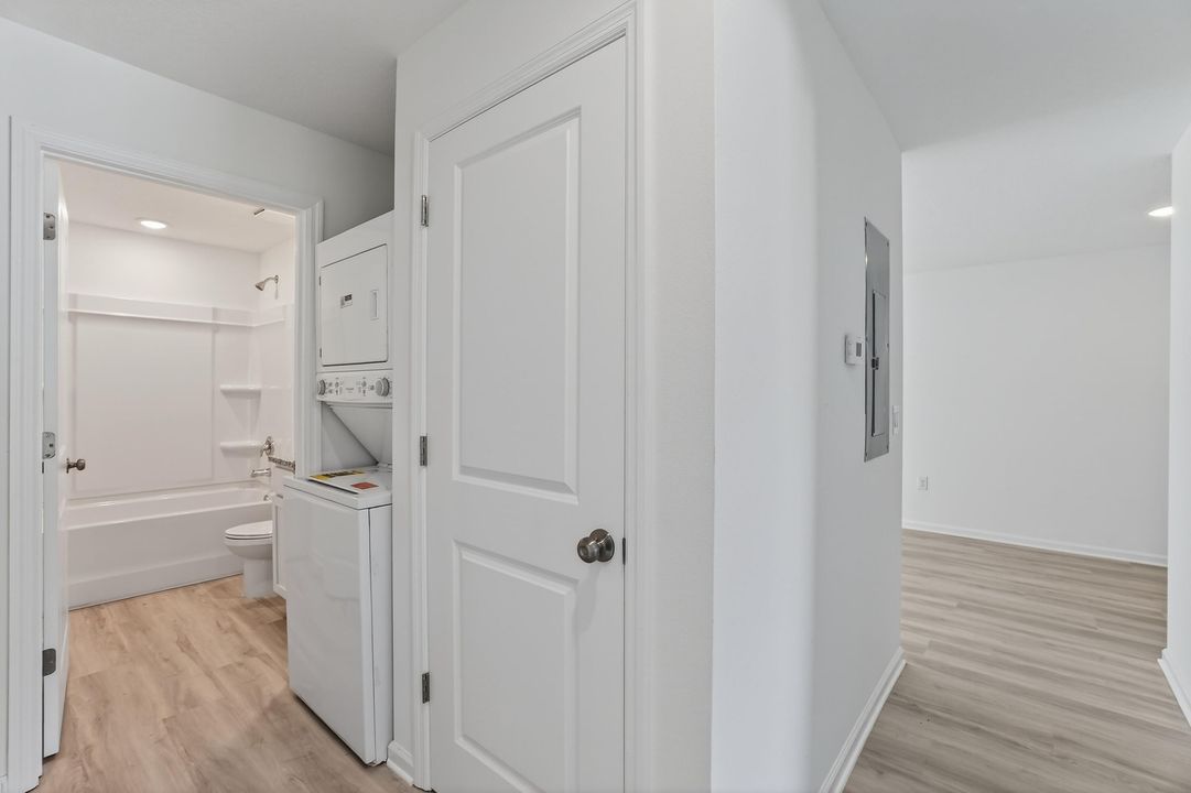 出租: $2,200 (3 贝兹, 1 浴室, 890 平方英尺)