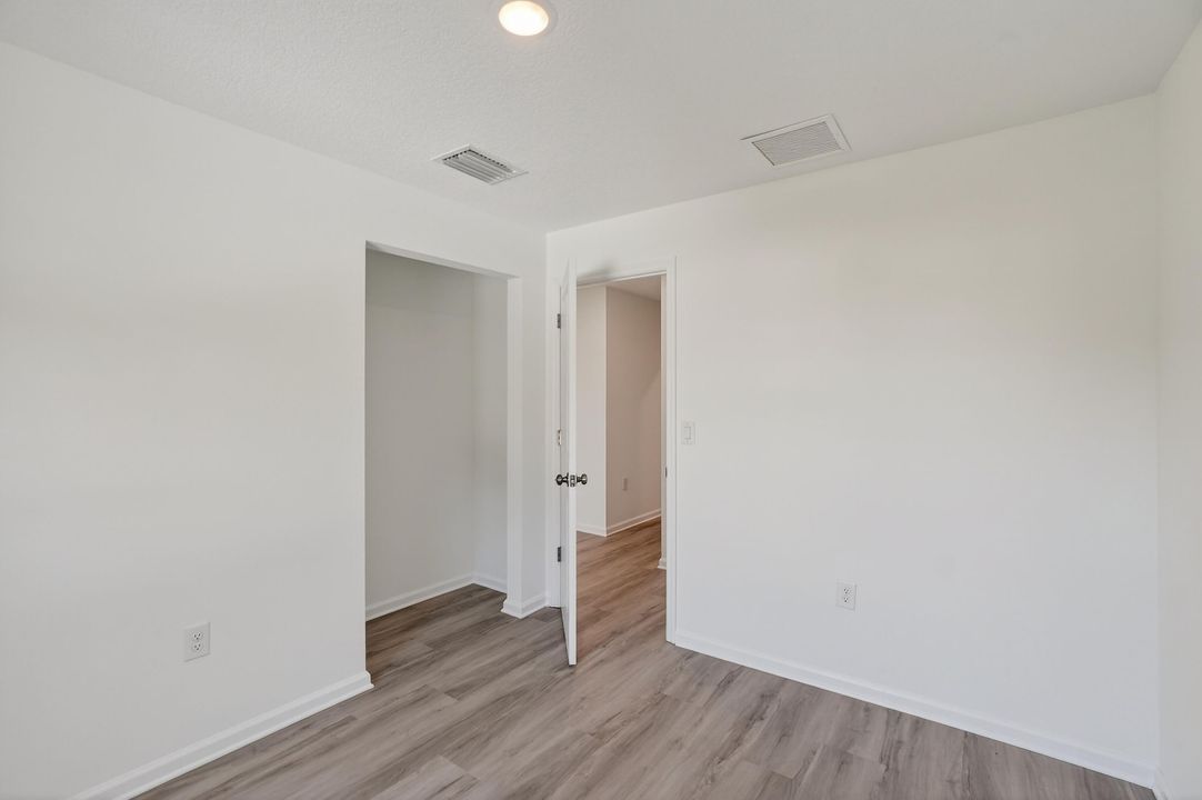 出租: $2,200 (3 贝兹, 1 浴室, 890 平方英尺)