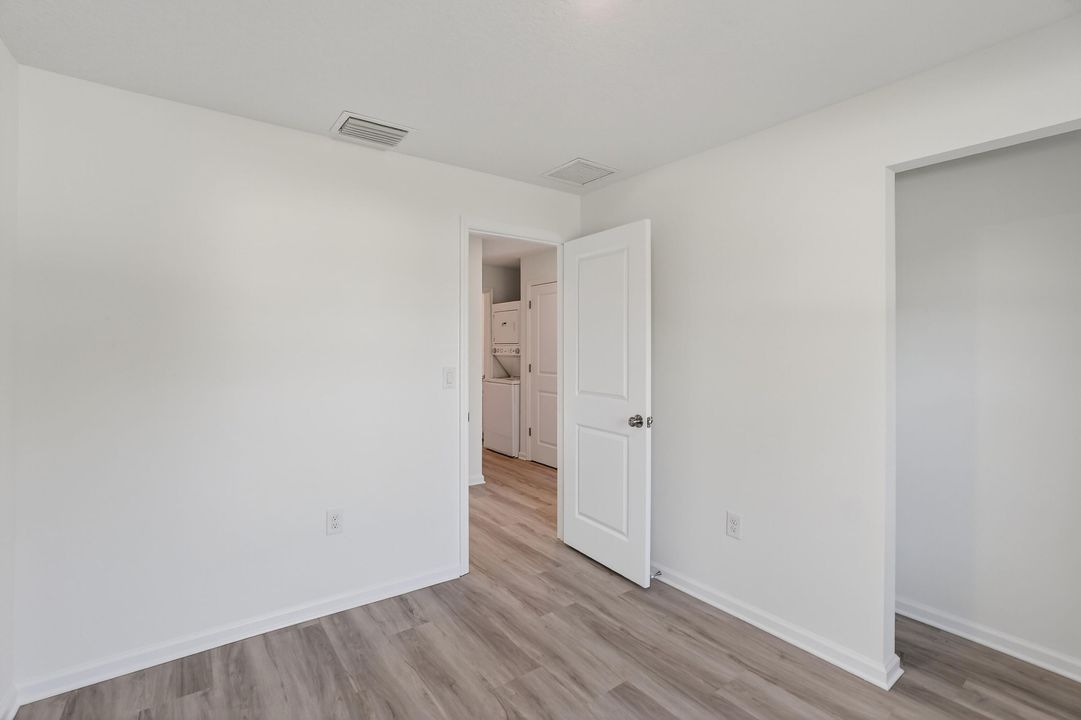 出租: $2,200 (3 贝兹, 1 浴室, 890 平方英尺)