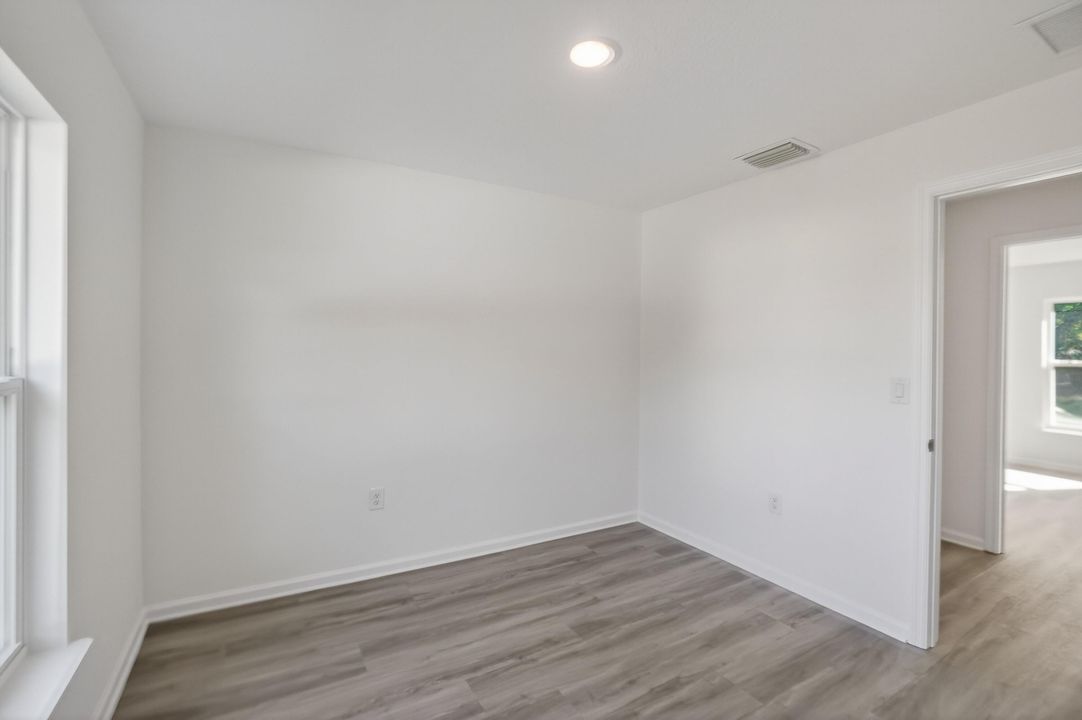 出租: $2,200 (3 贝兹, 1 浴室, 890 平方英尺)