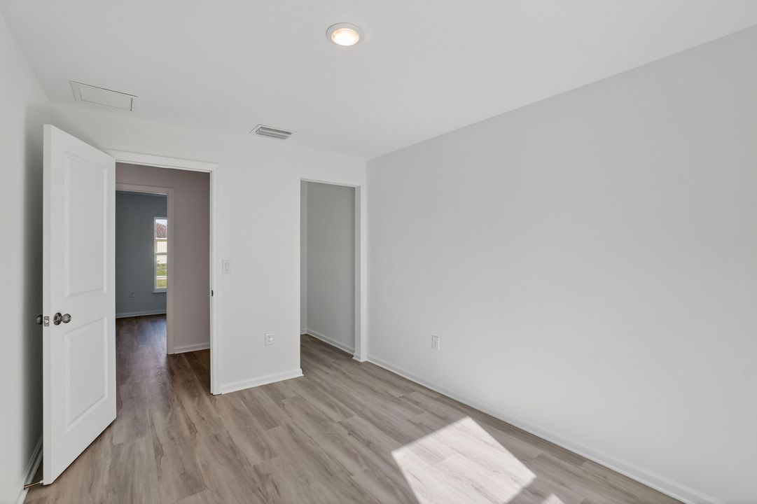 出租: $2,200 (3 贝兹, 1 浴室, 890 平方英尺)