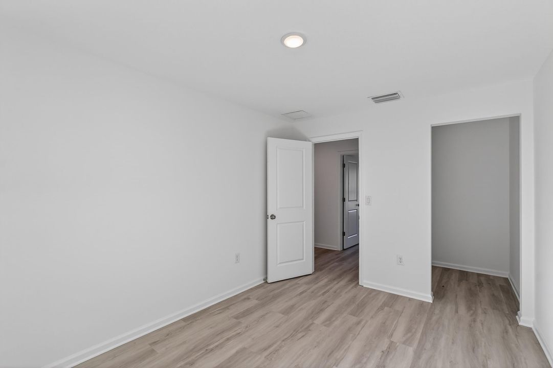 出租: $2,200 (3 贝兹, 1 浴室, 890 平方英尺)