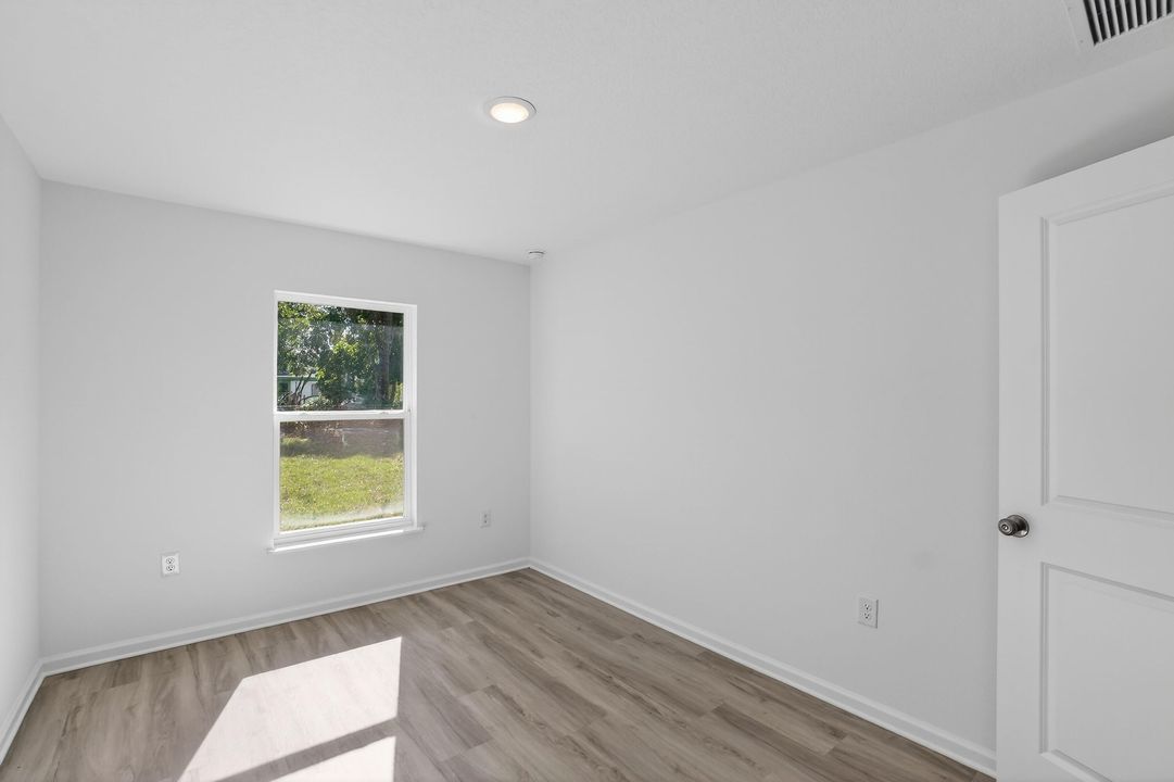 出租: $2,200 (3 贝兹, 1 浴室, 890 平方英尺)