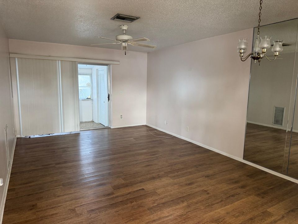 For Rent: $1,200 (1 beds, 1 baths, 611 Square Feet)