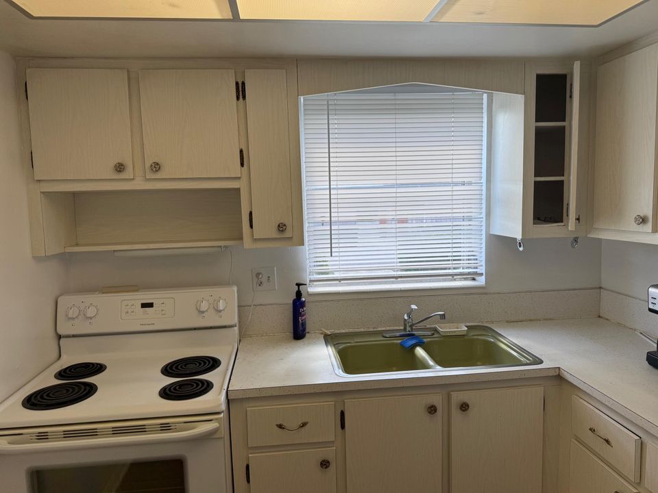 For Rent: $1,200 (1 beds, 1 baths, 611 Square Feet)