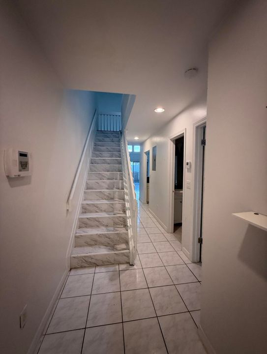 For Rent: $2,700 (2 beds, 2 baths, 1212 Square Feet)