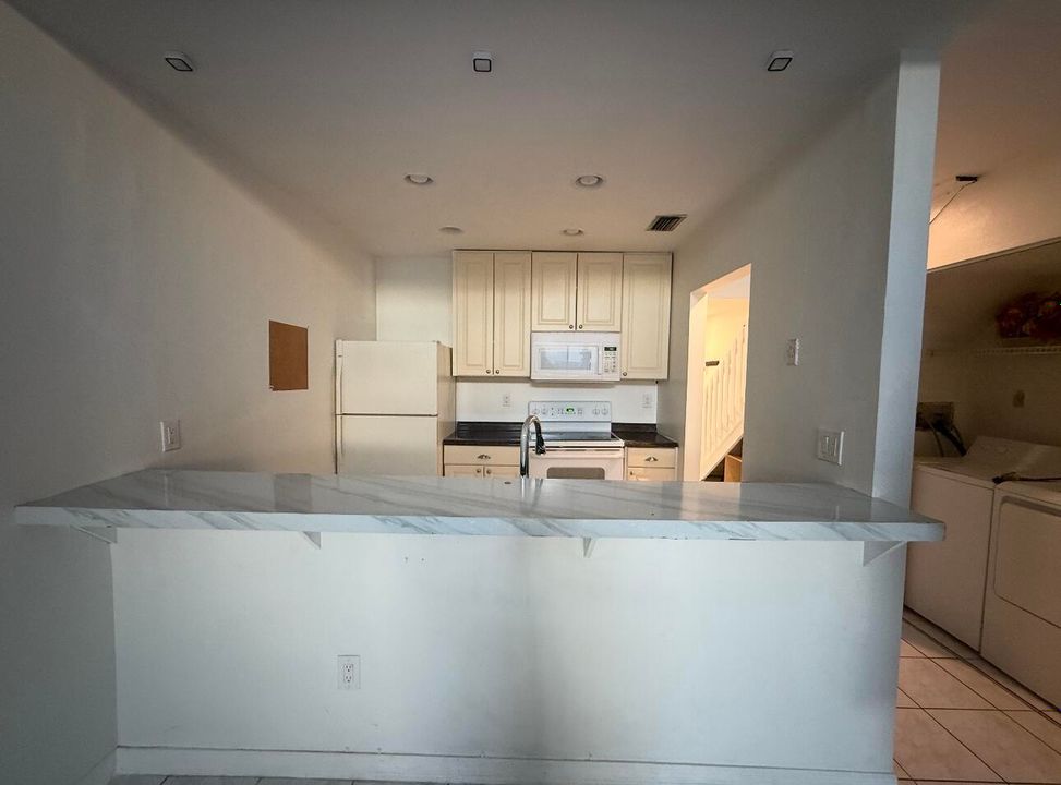 For Rent: $2,700 (2 beds, 2 baths, 1212 Square Feet)