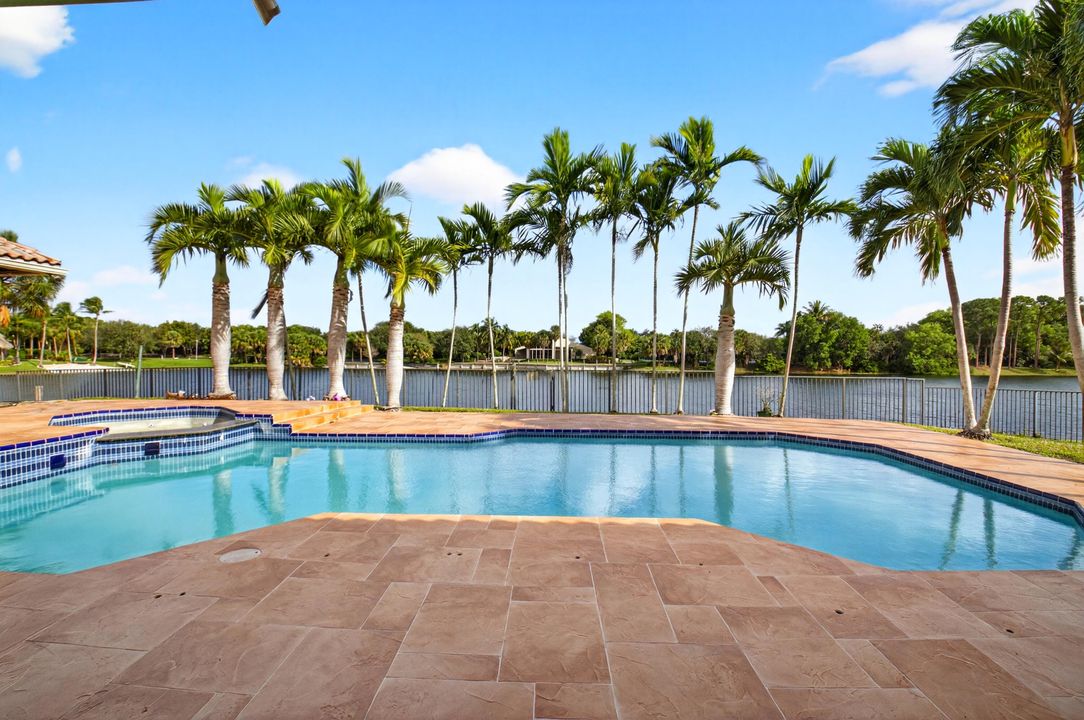 En Venta: $2,400,000 (4 camas, 3 baños, 3317 Pies cuadrados)